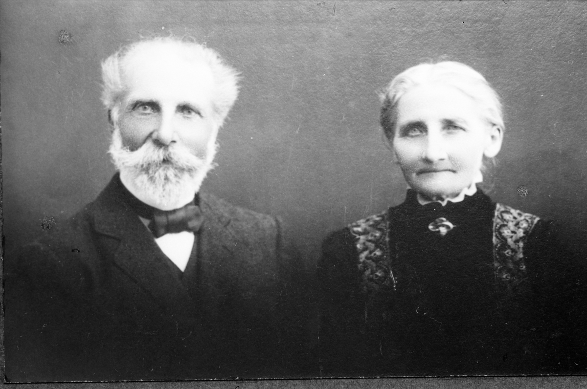 Avfotografert portrett av to uidentifiserte personer, trolig et ektepar.