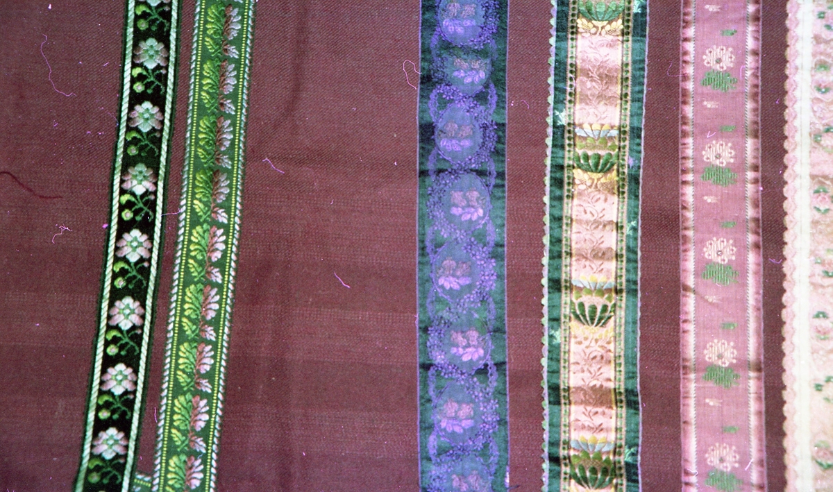 Silkebånd til brudekrone. Motiv tatt ved ei tekstilutstilling i Valldal.