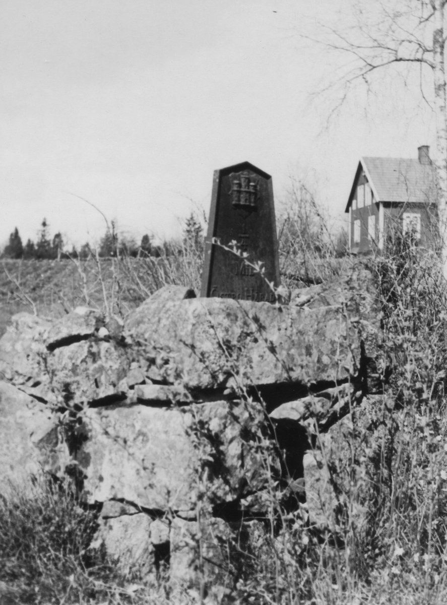 I Rydaholms socken, Värnamo finns en milsten i järn med texten: "1/4 mil Östbo Härad". Väg D N:r 14.