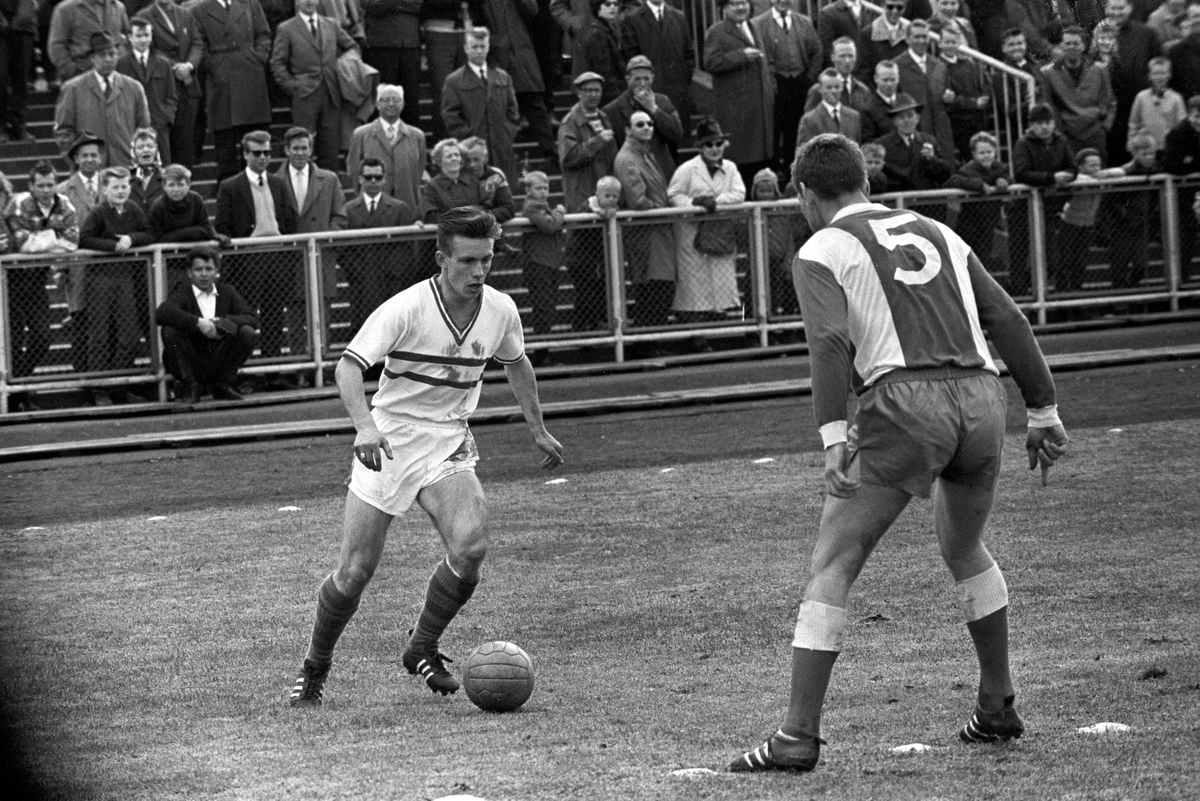 fotballkamp-brann-lyn-p-ullev-l-stadion-i-oslo-roald-kniksen-jensen