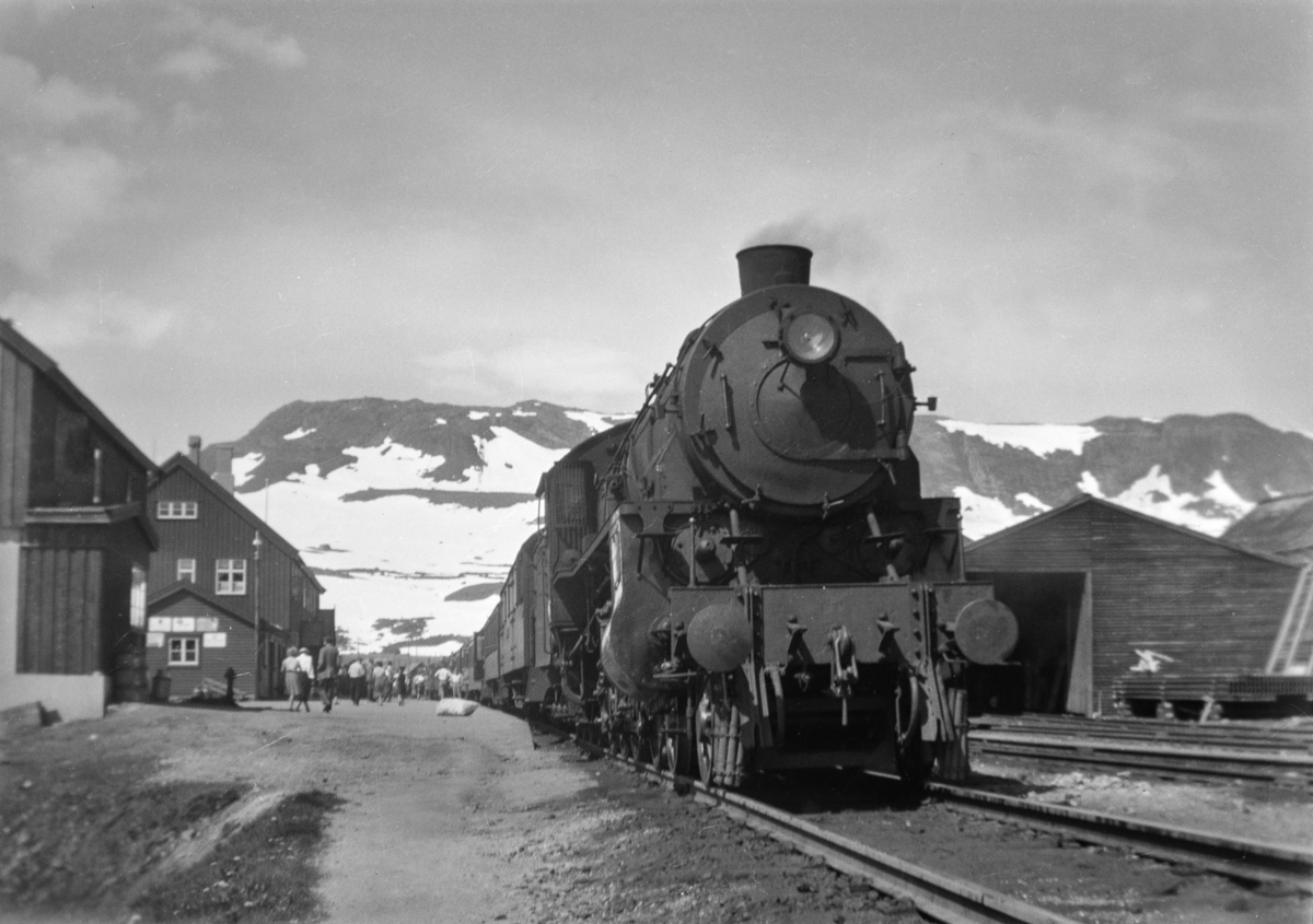 Dagtoget fra Bergen til Oslo Ø, tog 602, på Finse stasjon. Toget trekkes av damplokomotiv type 31b nr. 428.