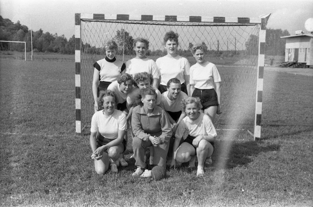 Tre bilder av Lillestrøm Sportsklubbs håndballag, damer, avbildet på Lillestrøm juni 1953. Bildet er tatt i forbindelse med en kamp mot Kraby IL. Ingen av spillerne er identifisert.