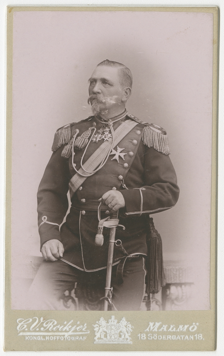 Porträtt av Eduard Albert von Seth, överste vid Skånska dragonregementet K 6.
Se även bild AMA.0021613 och AMA.0021635.