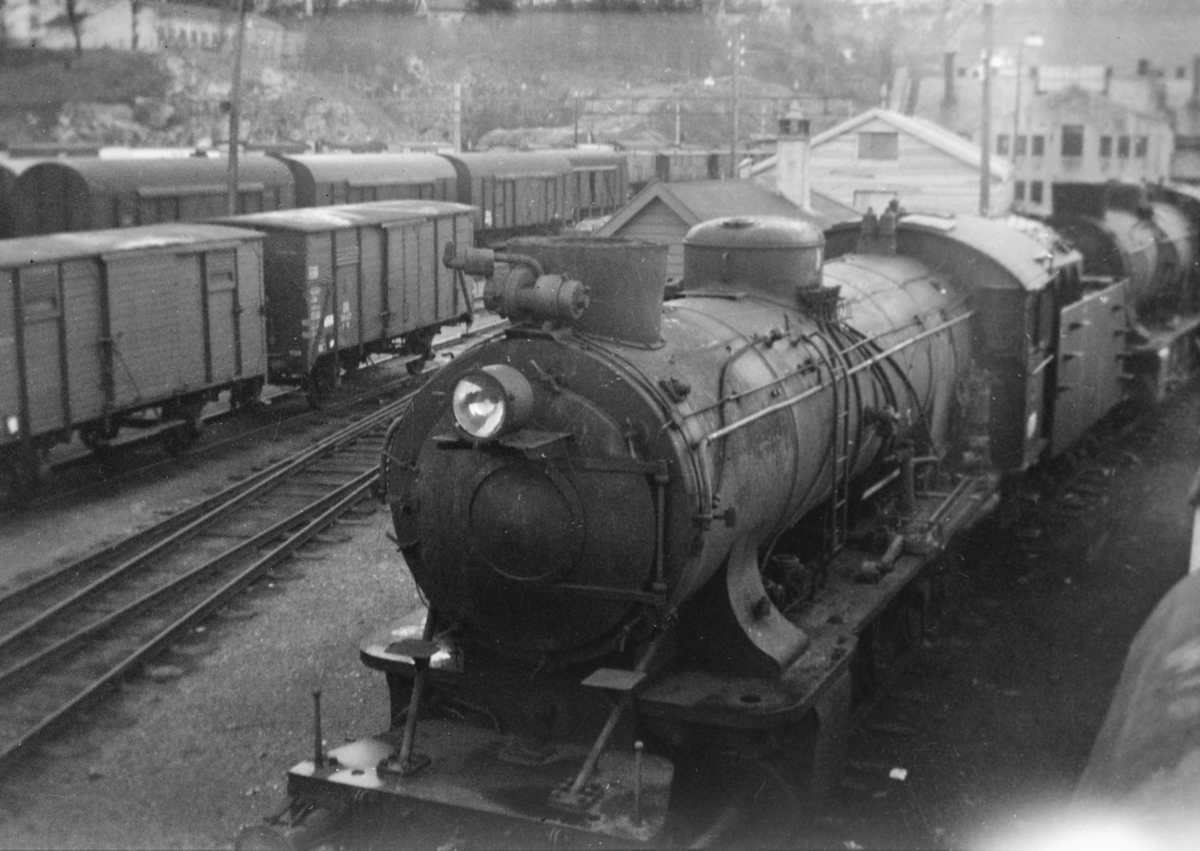 Utrangert damplokomotiv type 39a nr. 166 på Bergen stasjon.