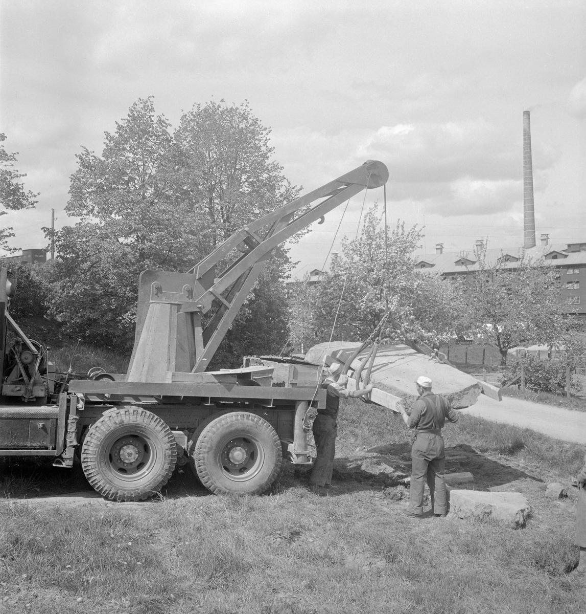 Den 4 maj 1950 gjordes ett runstensfynd på Kallerstads ägor öster om Linköping. Stenen låg i en åkerkant, av allt att döma på ursprungligplats invid en viktig väg som gått över gärdena. Bilden visar bärgningsarbetet vid fyndplatsen.