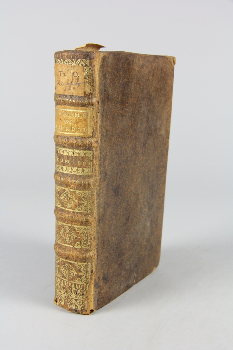 Bok, helfranskt band, "Sermons du Pere Bourdalouë", del 2,  tryckt i Paris 1608. Skinnband med guldpräglad rygg med fem upphöjda bind. Titelfält med blindpressad titel och volymens nummer, rödstänkt snitt. Etikett med samlingsnumret.