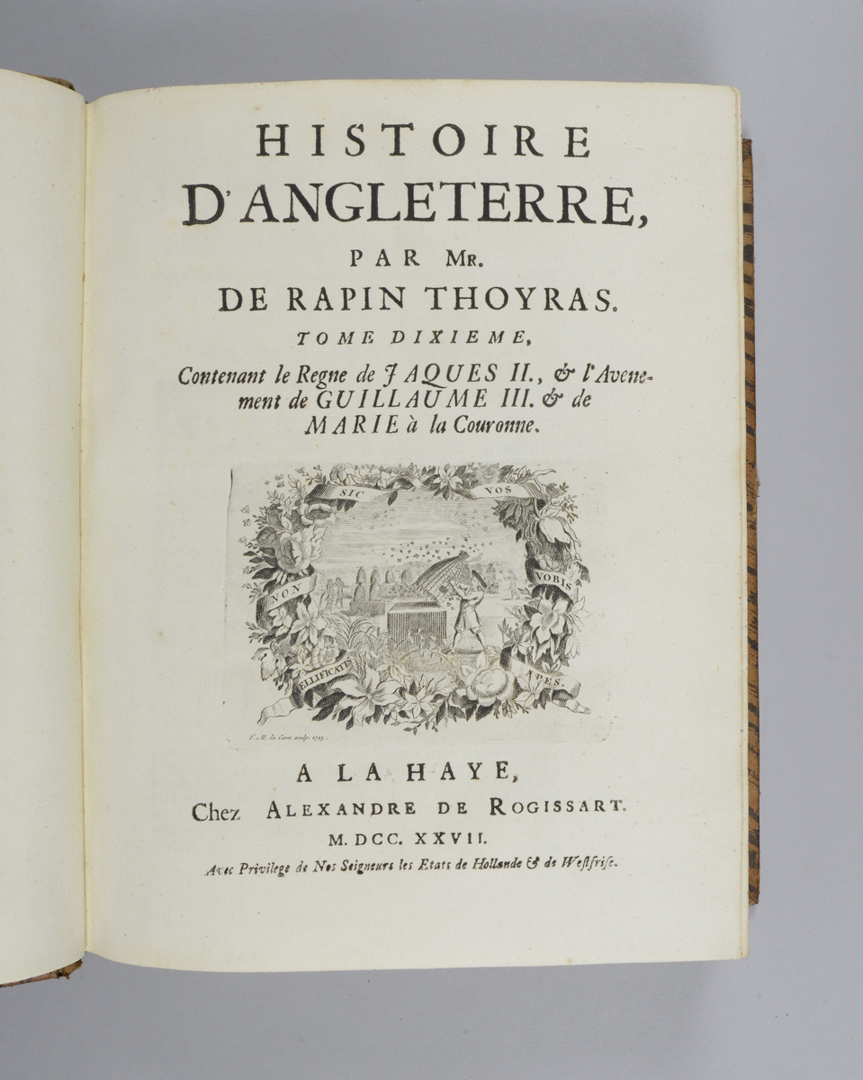 Bok, "Histoire d´Angleterre" av Paul Rapin de Thoyras, utgiven 1727, del 10. 
Skinnband med fem upphöjda bind med guldpräglad dekor, blindpressad och guldornerad rygg, fälten skadade. Påklistrad pappersetikett. Pärmarnas insidor marmorerade. Stänkt snitt.