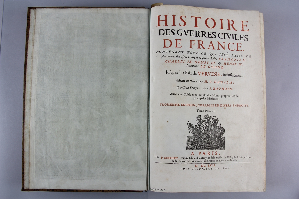 Bok, helfranskt band, "Histoire des guerres civiles de France", del 1. Skinnband med guldpräglad rygg i sex upphöjda bind, rödstänkt snitt. Anteckning om gåva.