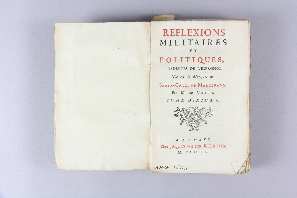 Bok, häftad, "Réflexions militaires et politiques", del10. Pärmar av marmorerat papper, oskuret snitt. Etikett med titel och samlingsnummer på ryggen. Ej uppskuren.