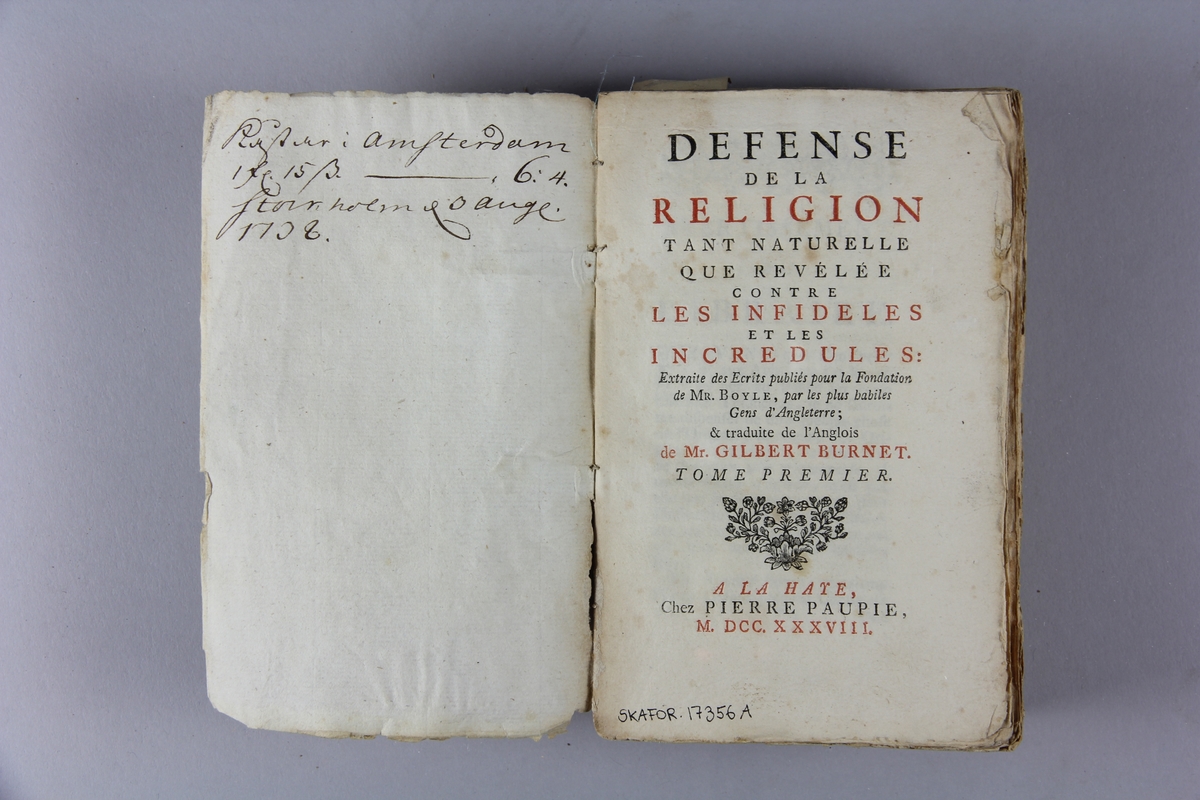 Bok, häftad, "Defense de la religion", del 1, tryckt 1738 i Haag. Pärmar av marmorerat papper, blekt rygg med påklistrade etiketter med titel och samlingsnummer. Oskuret snitt. Anteckning om inköp.