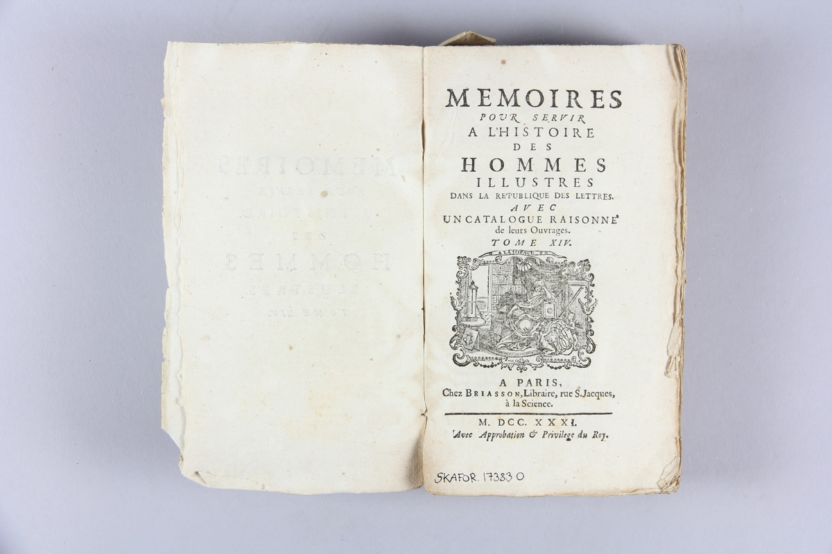 Bok, häftad, "Mémoires pour servir à l´ histoire des hommes illustres", del 14. Pärmar av marmorerat papper, oskuret snitt.