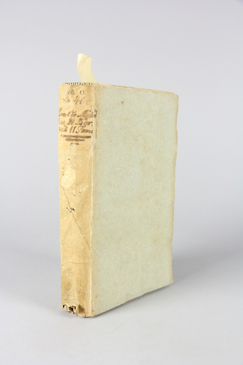Bok, pappband, "Mémoires du maréchal de Berwik", del 2. Pärmar av gråblått papper, oskuret snitt.