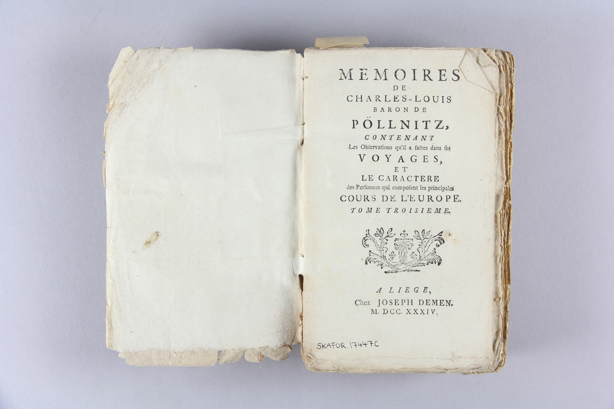 Bok, häftad, "Nouveau mémoires de Charles-Louis Baron de Pöllnitz", del 3. Pärm av marmorerat papper, oskuret snitt.