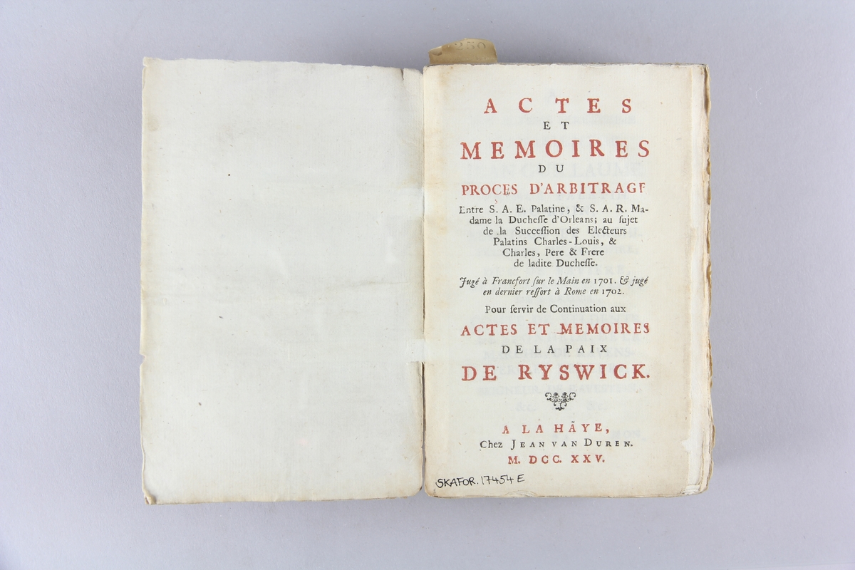 Bok, häftad, "Actes et mémoires de la paix de Ryswick", Pärmar av marmorerat papper, oskuret snitt. Ej uppsprättad. Blekt rygg.