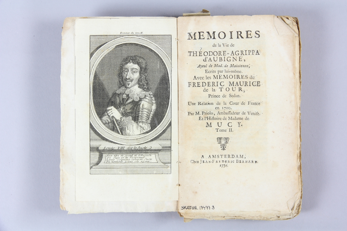 Bok, pappband, "Mémoires de la vie de Théodore-Agrippa 
d´Aubigné", del 2, tryckt 1731 i Amsterdam. Marmorerade pärmar, blekt rygg med etikett med volymens namn (oläsligt) och samlingsnummer. Oskuret snitt.