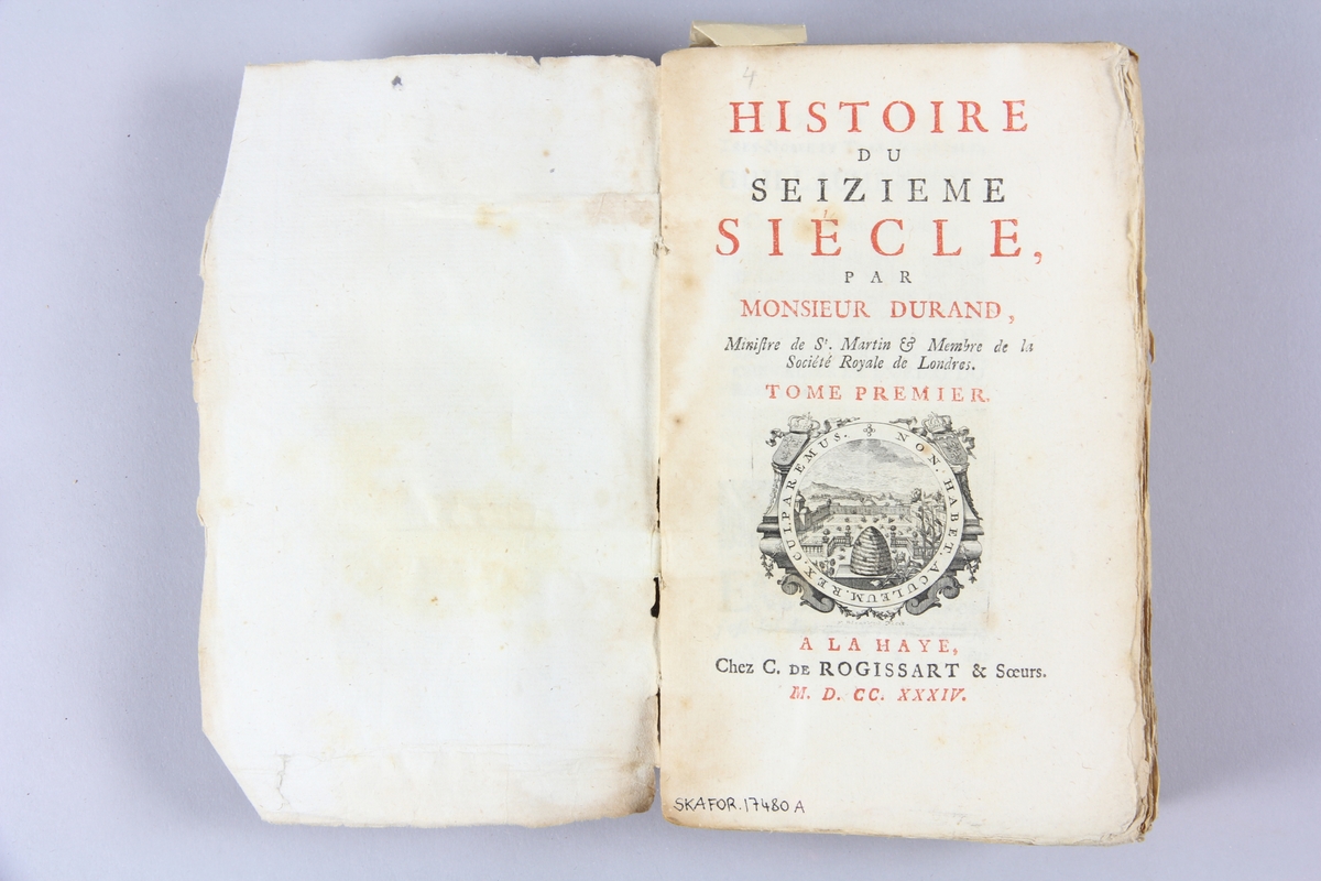 Bok, pappband, "Histoire du seizieme siécle", del 1, tryckt 1734 i Haag. Marmorerade pärmar, blekt rygg med etikett med titel, närmast utplånad, samt volymens nummer. Oskuret snitt, ej uppsprättad.