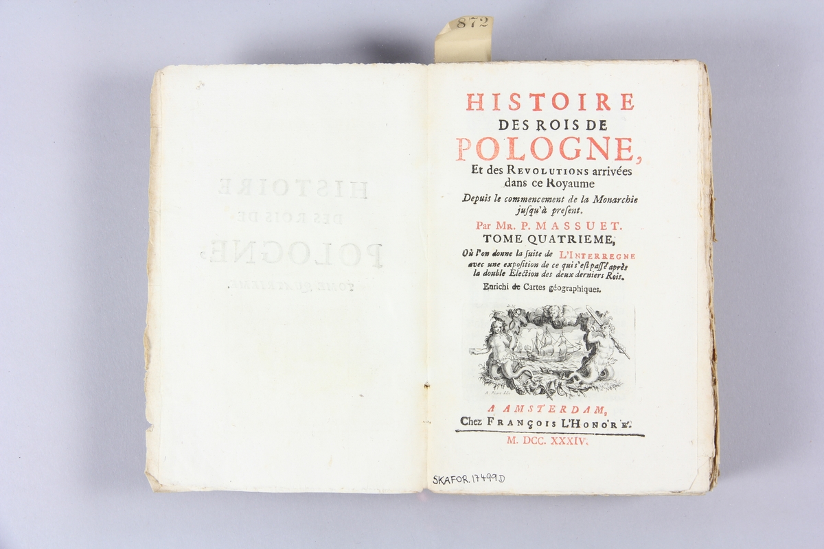 Bok, pappband, "Histoire des rois de Pologne", del 4,  tryckt 1734 i Amsterdam. Pärm av marmorerat papper, blekt rygg med etiketter med bokens titel, närmast utplånad, och samlingsnummer. Oskuret snitt, ej uppskuren.