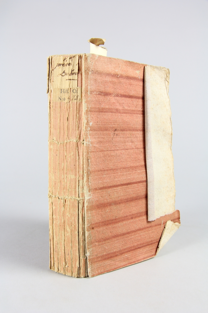 Bok, pappband, "Vie privée du cardinal Dubois", tryckt 1789 i London. Pärmar av rödrandigt papper, blekt rygg med påklistrade etiketter. Klistrade sidor ur annan bok på pärmarnas insidor. Skuret snitt. Med porträtt i kopparstick.