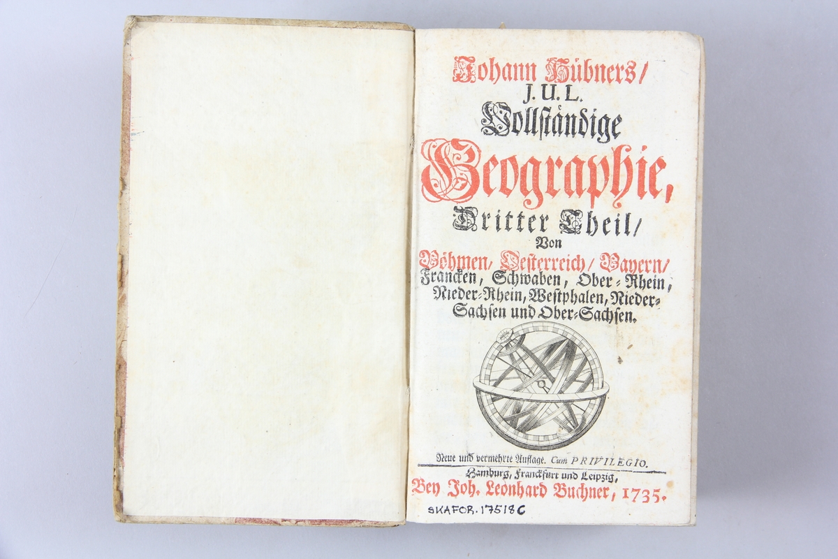 Bok, pappband, "Vollständige Geographie", del 3, tryckt 1735 i Hamburg, Frankfurt och Leipzig. Pärmar klädda med marmorerat papper, blekt rygg med etikett och påskrift. Skuret snitt.