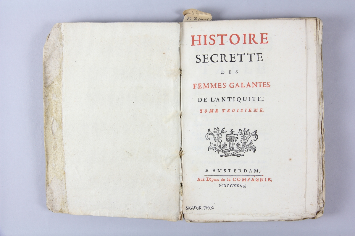 Bok, "Histoire secrette des femmes galantes de l´antiquité", del 3, tryckt 1726 i Amsterdam.
Pärm av marmorerat papper, oskuret snitt.  Blekt rygg med pappersetikett med volymens namn och samlingsnummer.