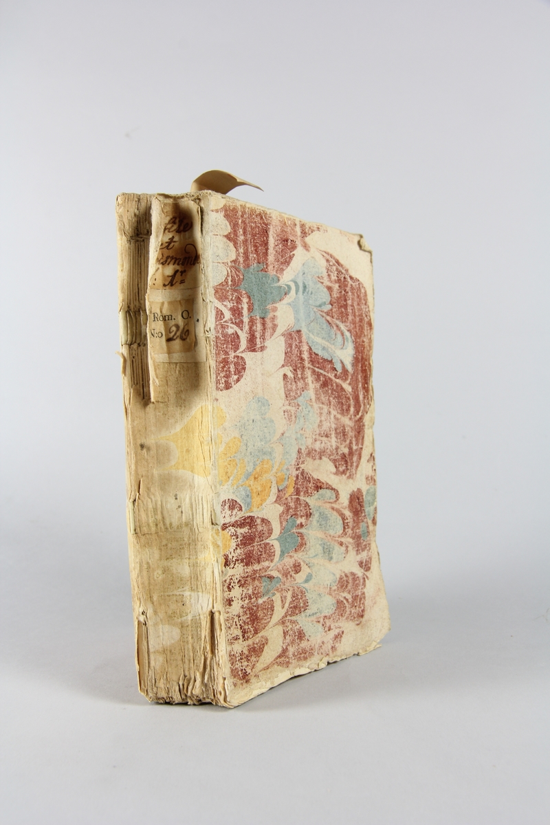 Bok, häftad, "Persile et Sigismonde", del 1, tryckt 1738 i Paris.
Pärm av marmorerat papper, oskuret snitt. Blekt rygg med pappersetikett med volymens namn och samlingsnummer. Anteckning om inköp.