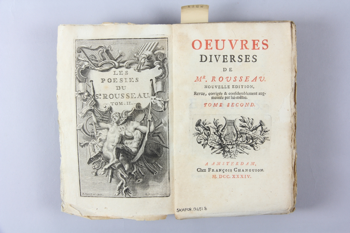 Bok, häftad, "Oeuvres diverses de Mr. Rousseau", del 2, tryckt 1734 i Amsterdam.
Pärm av marmorerat papper, oskuret snitt. Blekt rygg med pappersetikett med volymens namn och samlingsnummer.