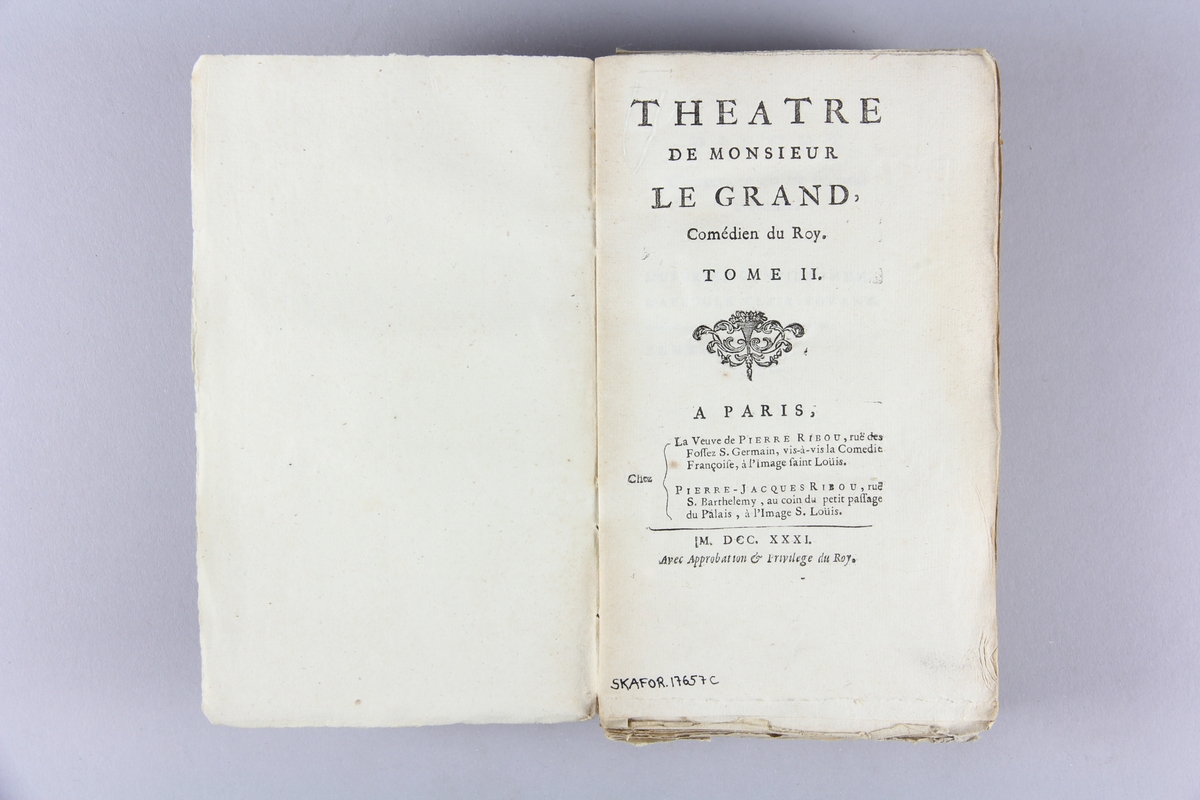 Bok, häftad, "Théâtre" del 2. Pärmar av marmorerat papper, oskuret snitt. Blekt rygg med titel och samlingsnummer.