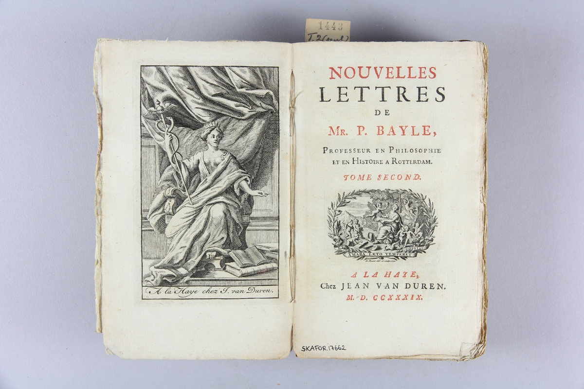 Bok, häftad, "Novelles lettres" del 2.  Pärmar av marmorerat papper, oskuret snitt. Blekt rygg med titel och samlingsnummer.



Bayle, Pierre, 1647-1706 (författare) 
•  Novelles lettres. 
•  1739
