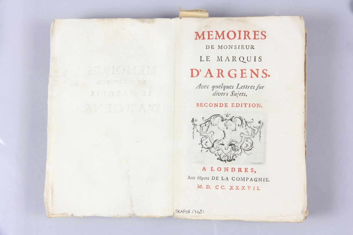 Bok, häftad, "Mémoires de monsieur le marquis d´Argens", tryckt i London 1737.
Pärm av marmorerat papper, oskurna snitt. På ryggen klistrade pappersetiketter med volymens namn och samlingsnummer. Ryggen blekt.