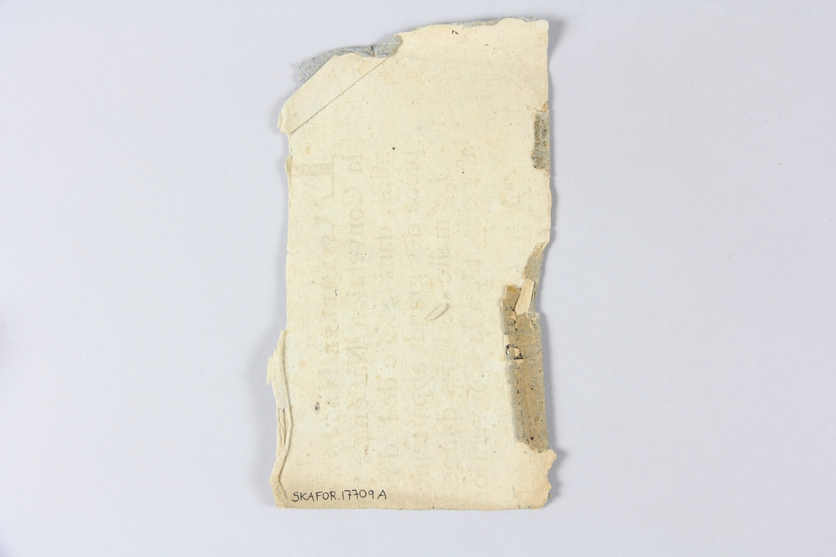 Bok, häftad, "Aventurier françois, ou Mémoires de Grégoire Merveil", del 1, tryckt i London 1784.
Pärmar av gråblått papper, skurna snitt. Ryggen blekt och skadad, bakre pärm saknas. På framsidan märkt med bläck "No 2".