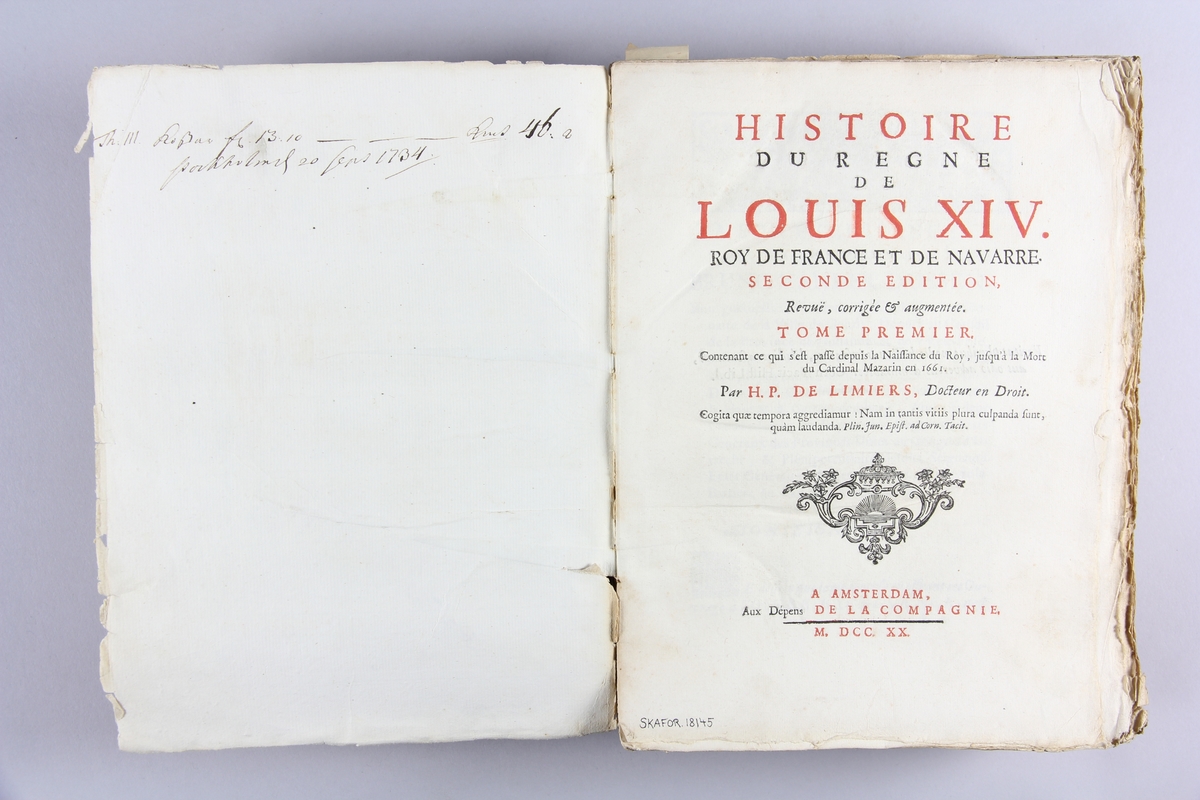 Bok, häftad, "Histoire du regne de Louis XIV", del 1. Pärmar av marmorerat papper, oskuret snitt. Blekt och skadad rygg. Anteckning om inköp.