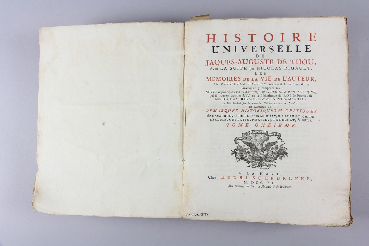 Bok, häftad "Histoire universelle," del 8. Pärmar av marmorerat papper, blekt och skadad rygg. Etikett med samlingsnummer.