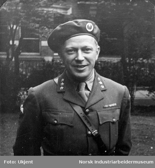 Major Leif Tronstad i London under andre verdenskrig kledd i offisertjeneste uniform med Sam Brown belte.