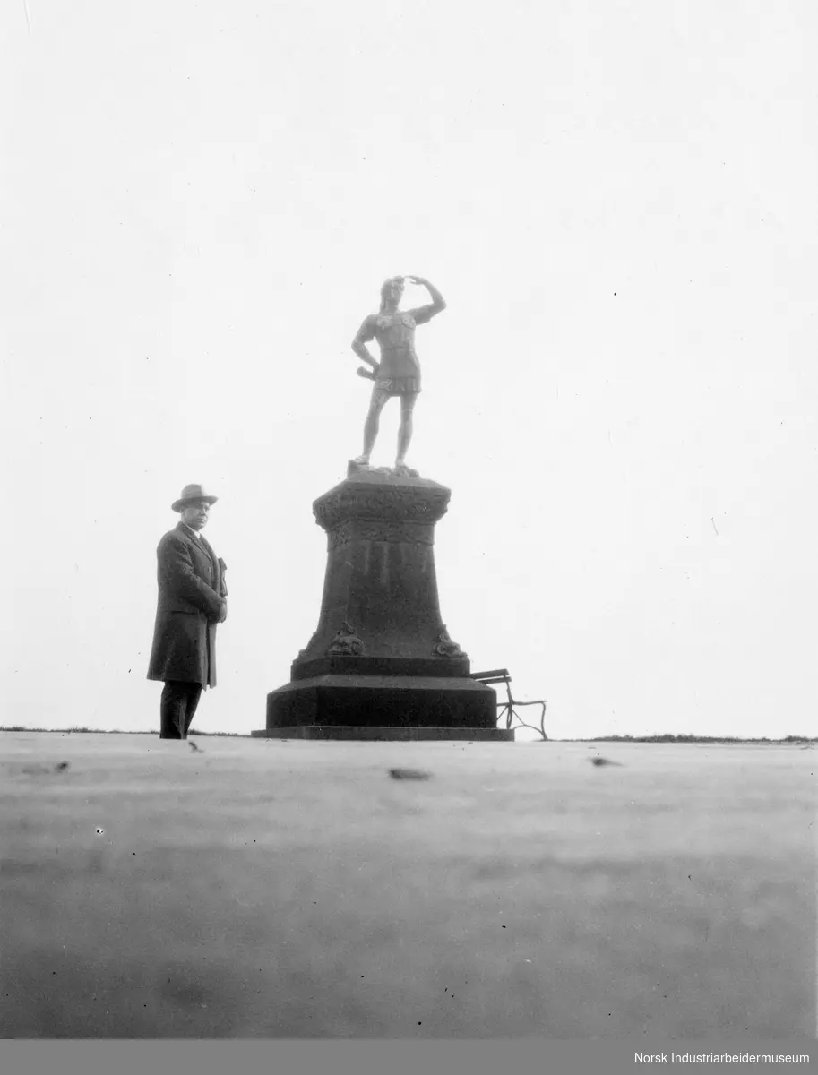 Mann ved Leif Erikson monumentet i Milwaukee.