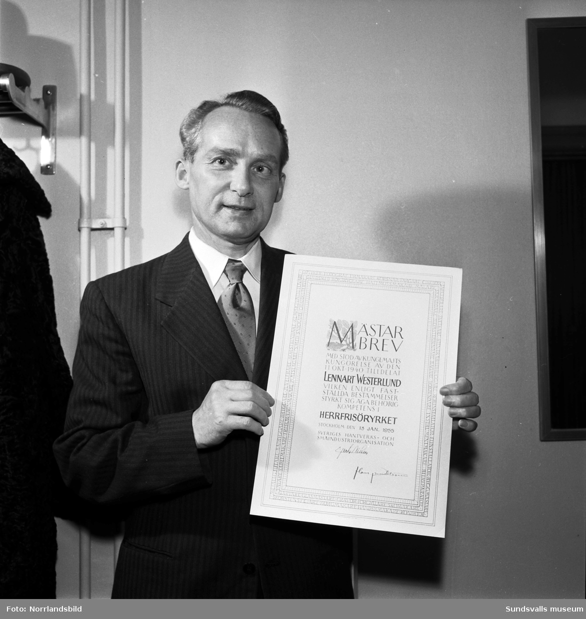 Frisören Lennart Westerlund får mästarbrev vid Hantverksföreningens möte 1955.