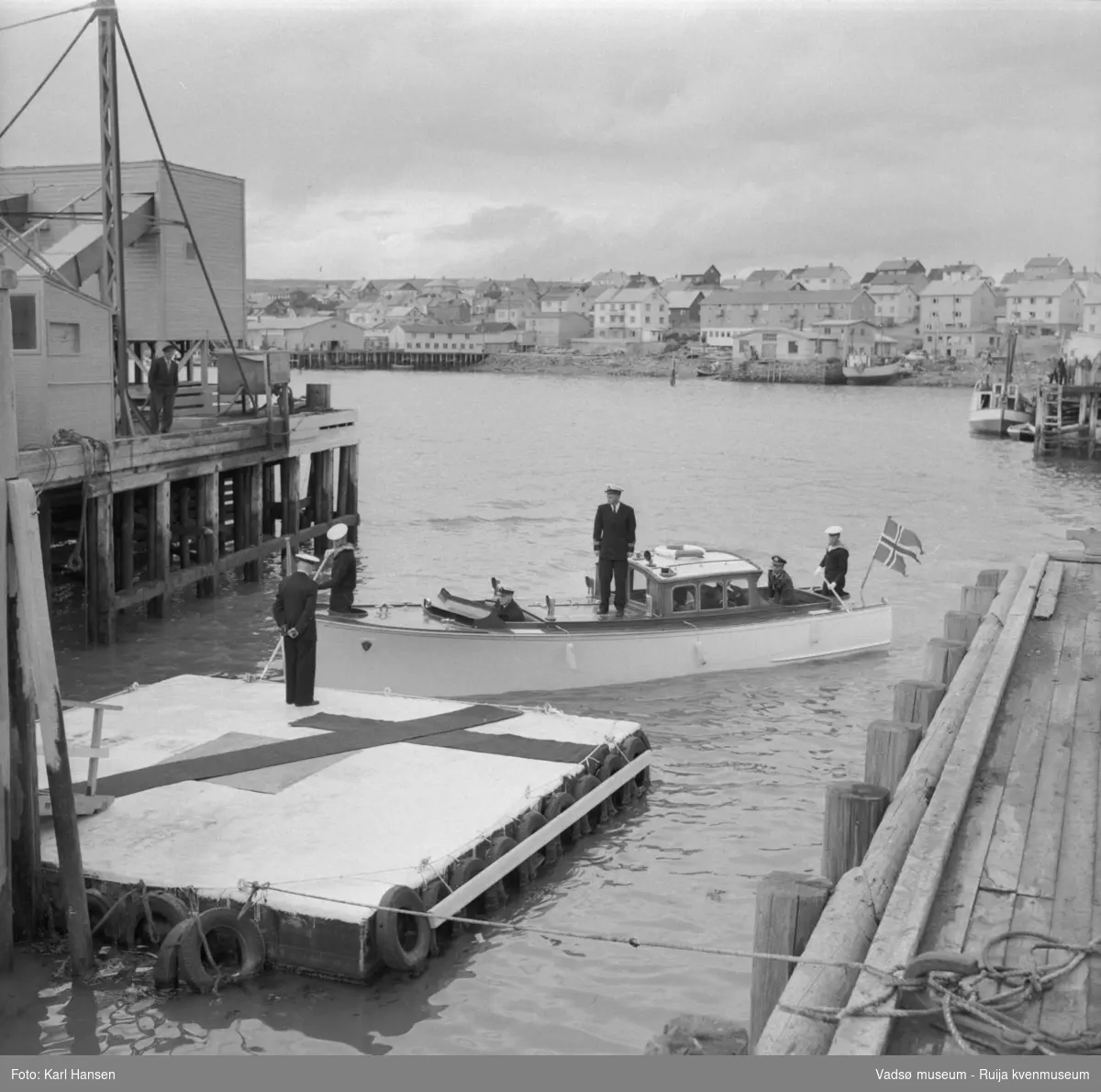 Vadsø juli 1959. Kongebesøk. Kongeskipets sjalupp ved kai på Vadsø havn.