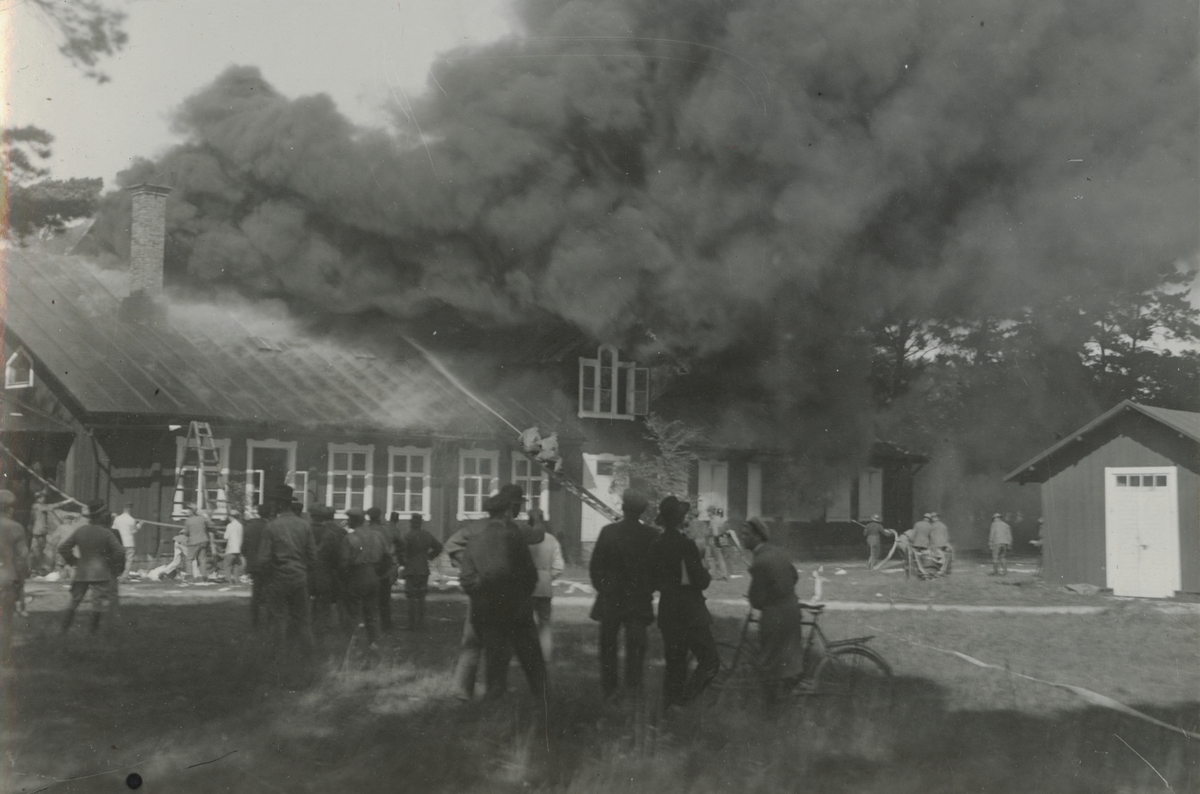 Text i fotoalbum: "Visborgs slätt. Södra barackens brand 7/9 1928".