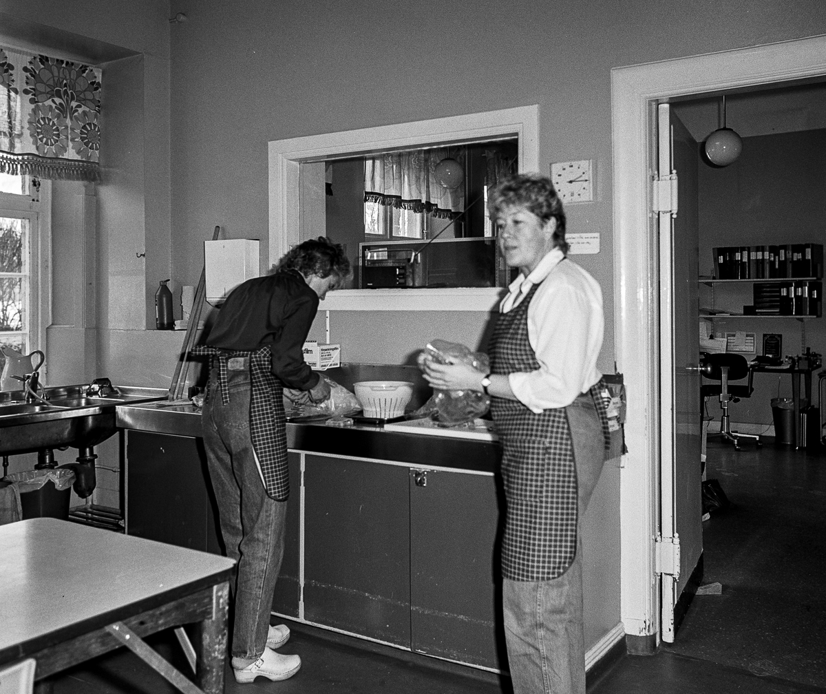Här ser vi Berit Sundgren, senare Eberhart, och Ingrid Carlberg i köket.