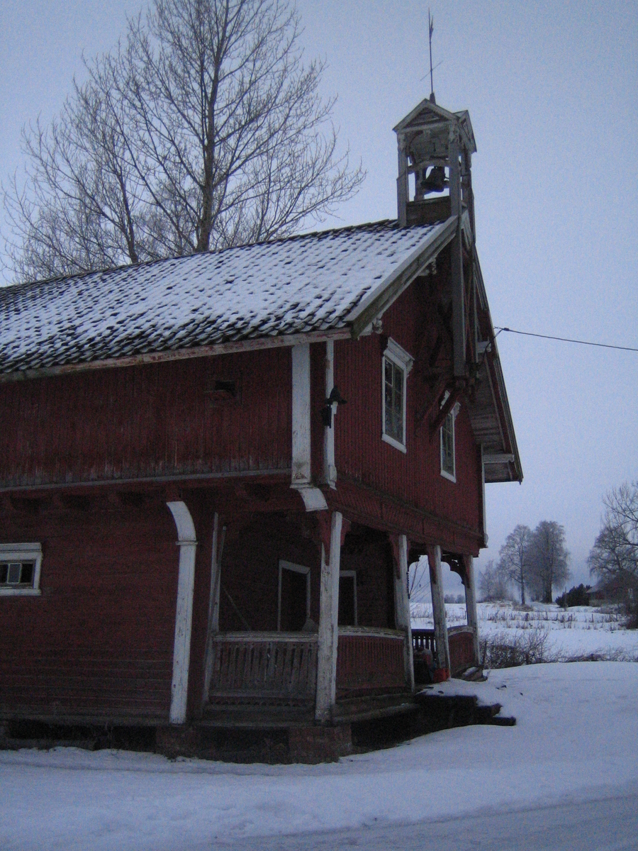 Klokketårnet på Nordvi skal være fra tidlig på 1900-tallet, og er utført i den karakteristiske lanterneformen som er typisk for Stange-området. Konstruksjonen til tårnet er rikt dekorert og ligger utenpå stabburet. Klokketårnet har klassisistisk utforming med innslag av sveitserstil. Værhanen på toppen av klokketårnet viser tallet 1881, og bokstavene AN. AN står for Anders Saxlund (Nordvi) som hadde gården frem til 1902.