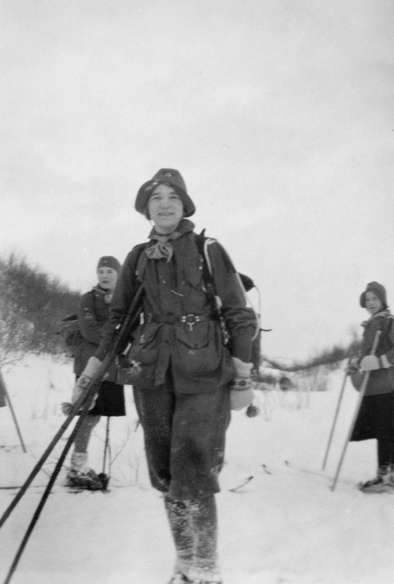Speiderer fra Tana på skitur til Rasjokgammen. Her er troppsfører Inger Liv Lande (født Myreng) blitt fotografert. Jentene bak henne er Agnes Olsen og Anne Bertine Johansen.