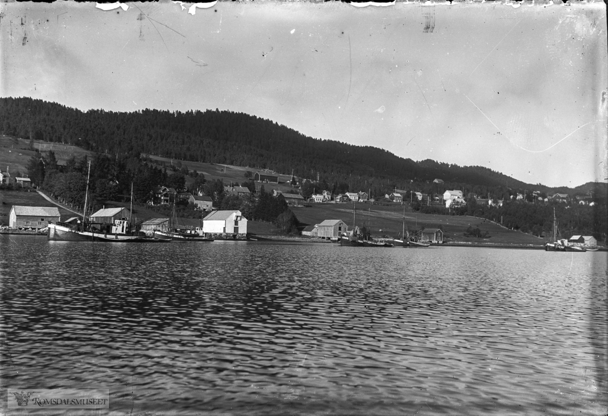 Vi ser bla båten "Barden" M.18.SA..(Gamle)Barden var båten til Kristofer Ingvald Reiten sen f.28.02.1893 d.28.04.1963. .Bildet må være tatt i 1939 eller tidligere, da den ble ombygd i 1939 (forlenget, nytt styrehus etc) ved Salthammer-verftet i Tresfjorden.