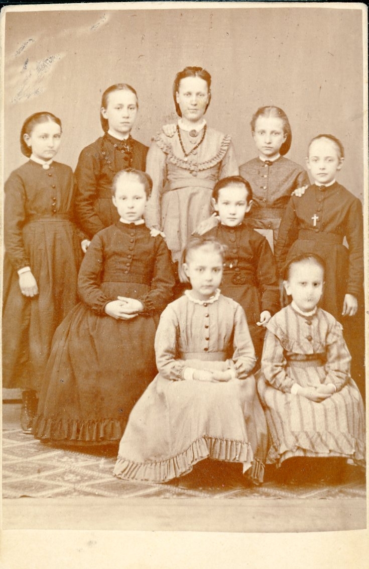 Kabinettsfotografi: gruppbild med nio okända flickor.