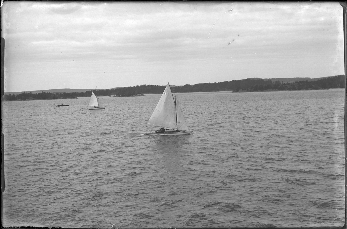 Kappsegling från Risöskär. Två segelbåtar och en annan båt syns.