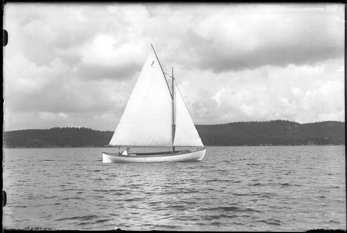 Segelbåten Inger med hissade segel och en person ombord.