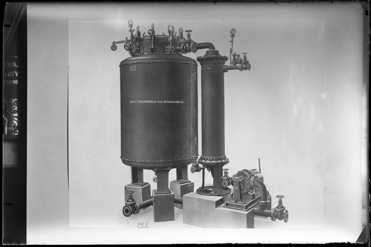 Reprofotogrfi av bild på en maskin med texten "C.A. GRUSCHWITZ A:G. OLBERSDORF 1/SA.". I fotografens egna anteckningar står det "Rep. för Väfveriet"
