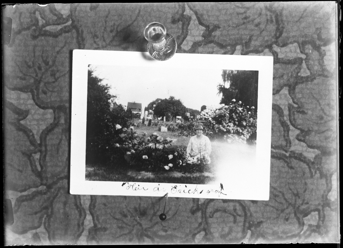 Reprofotografi av bild på kvinna som sitter vid en grav. I fotografens egna anteckningar står det "Rep. för Gustaf Hulthén".