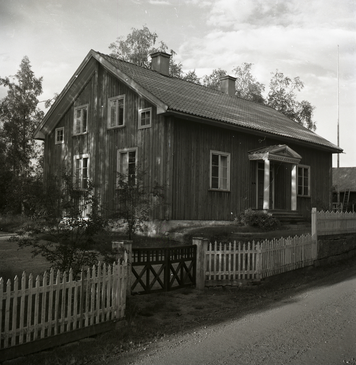 Ett hus omhängnat av ett staket i Fågelsjö.