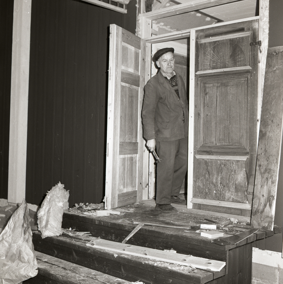 En man står i en dörröppning, 1967-68.
