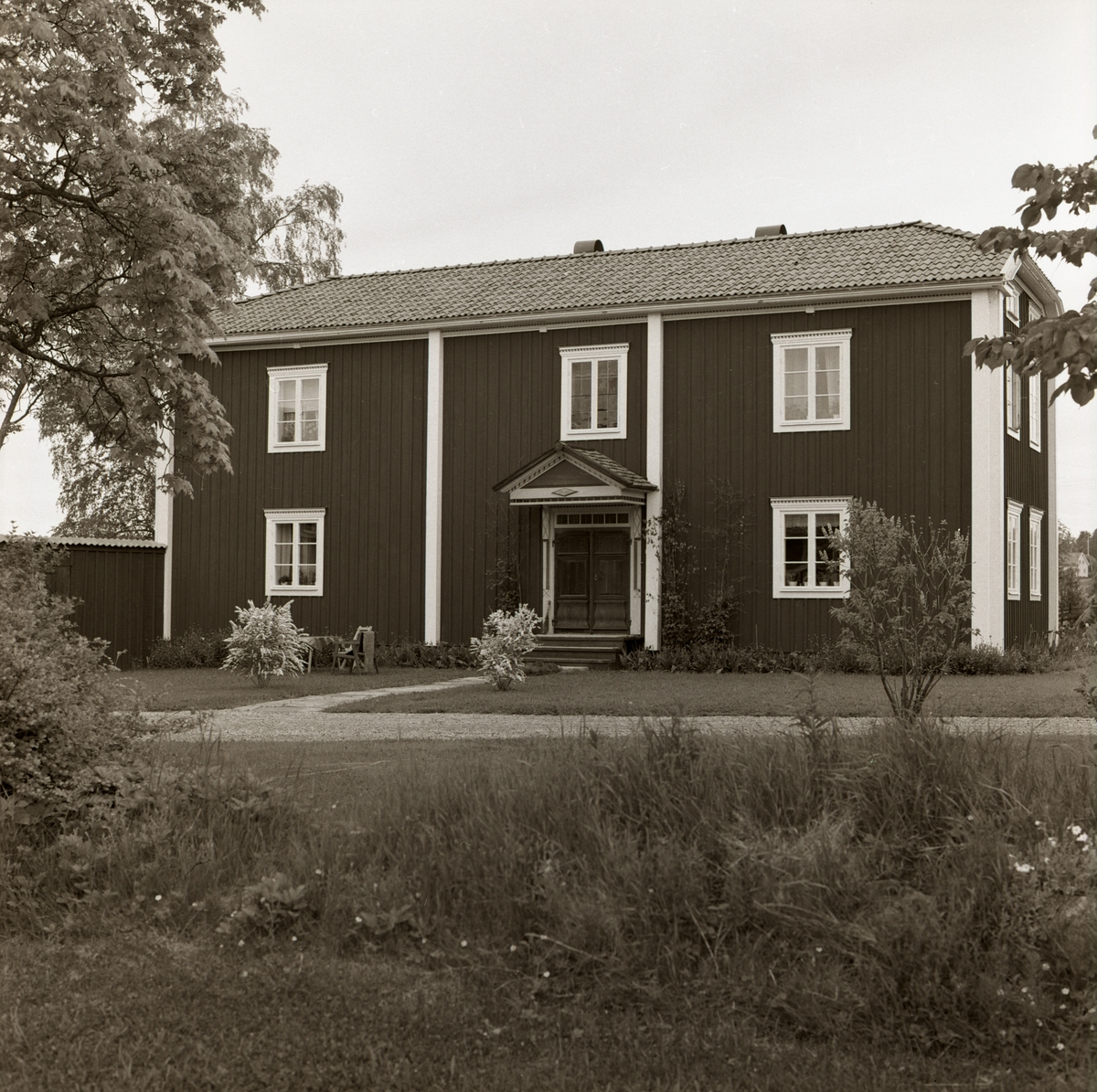Bostadshuset vid gården Sunnanåker med tillhörande trädgård framför, 1973.