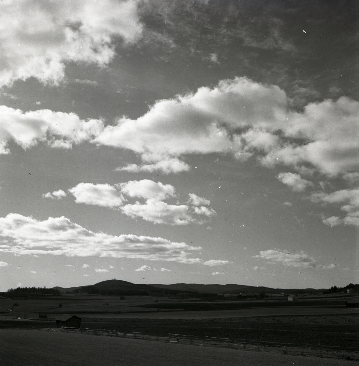 En landskapsvy under en molnig himmel, sommaren 1949.